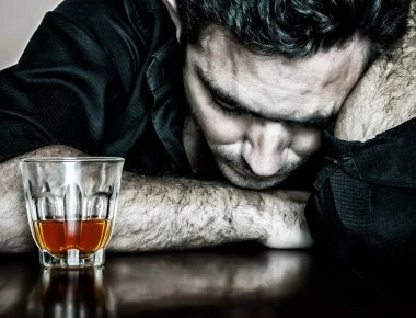 Ποιος είναι ο λόγος που μετά τα 65 πρέπει να «κόψεις» το αλκοόλ;